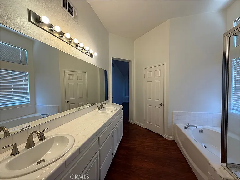5569 Hunt Club Dr — Photo 22