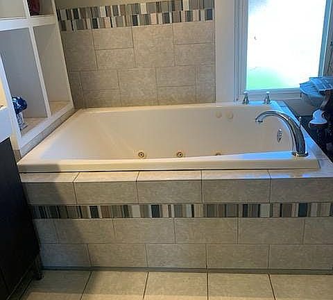 Huge soaker tub!!