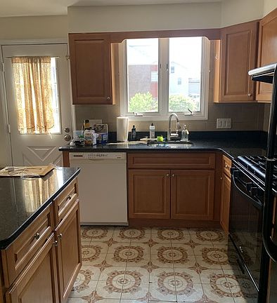 3rd image of 589 Riverside Ave