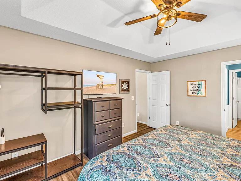 Ensuite full bathroom located in Main Bedroom