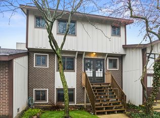 772 Circle Dr, Roselle, IL 60172