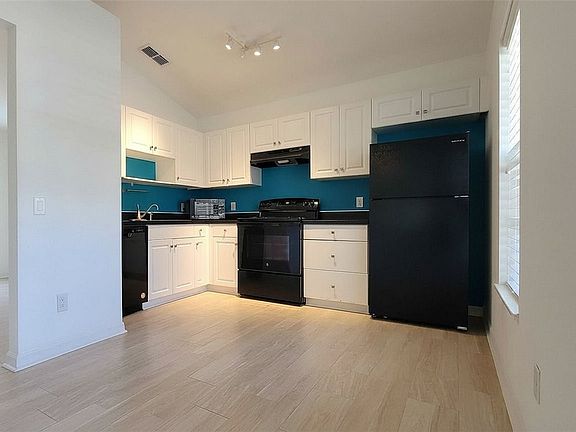 3rd image of 1365 26th Ave SW