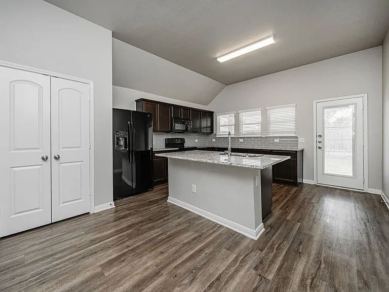 517 Fallbrook Dr — Photo 9