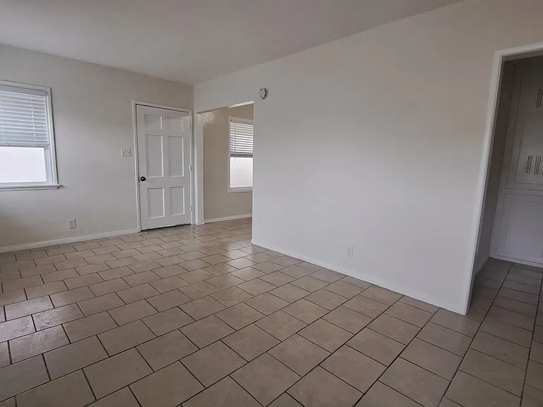 115 E Tamarack Ave — Photo 6