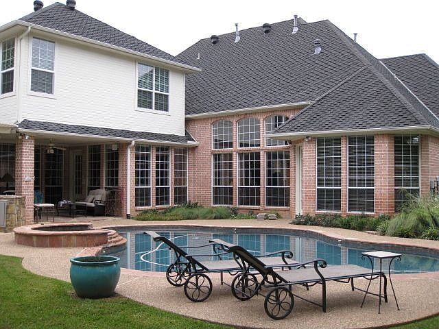 Updated gas heated pool with spa