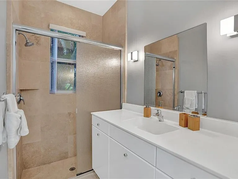 1033 Brooks Ln — Photo 17