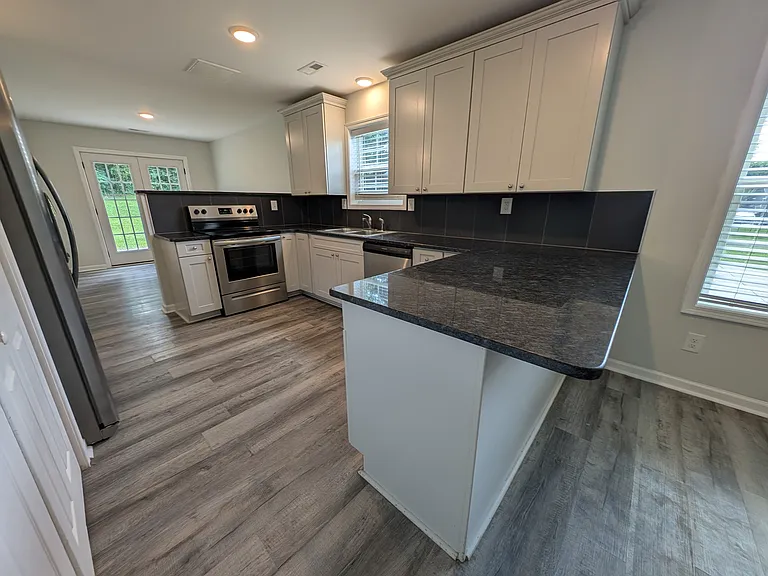 421 W 3rd St — Photo 10