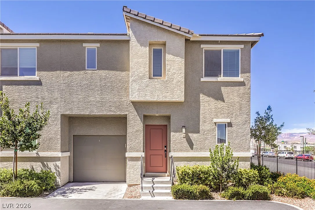 3 bed, 2.0 bath, 1384 sqft, $2,100 — Photo 1