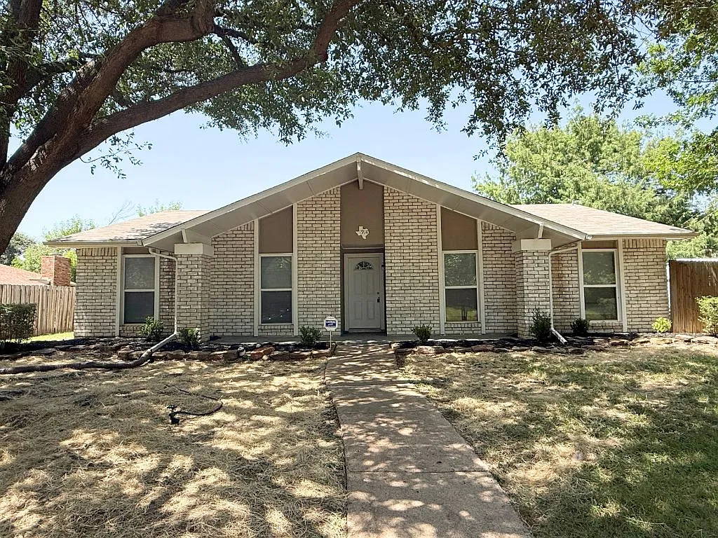 1914 Chisholm Trl. Grand Prairie, TX 75052 — Photo 1
