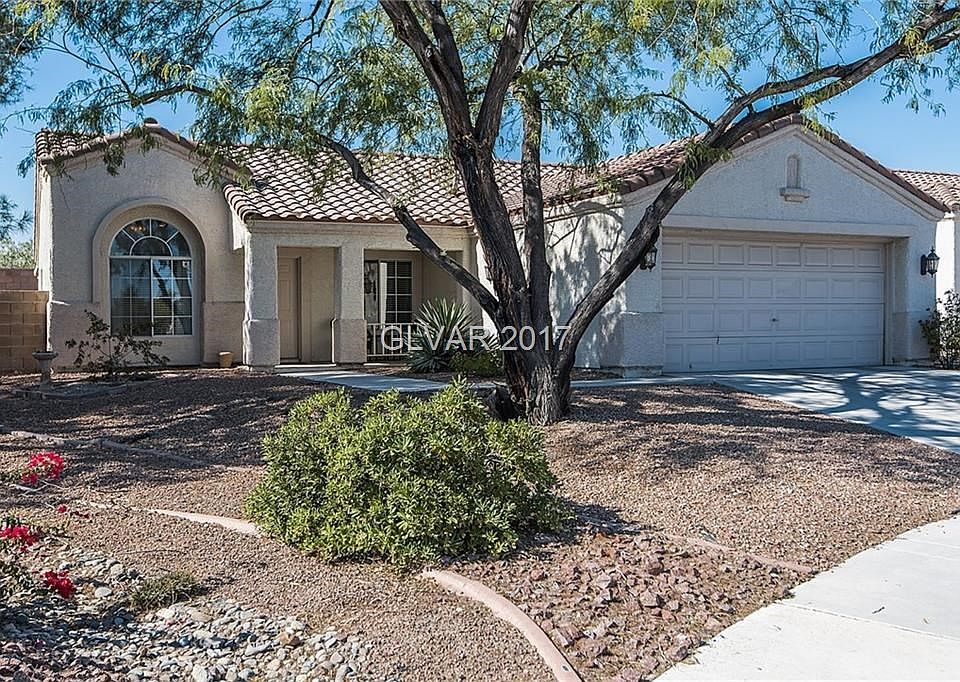 Great one story home with court yard