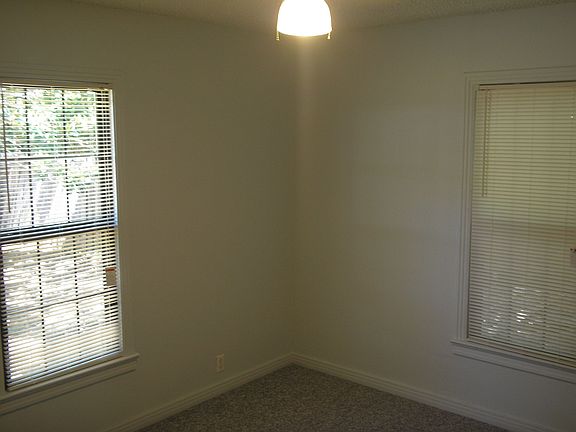 5th image of 515 Rosewood St