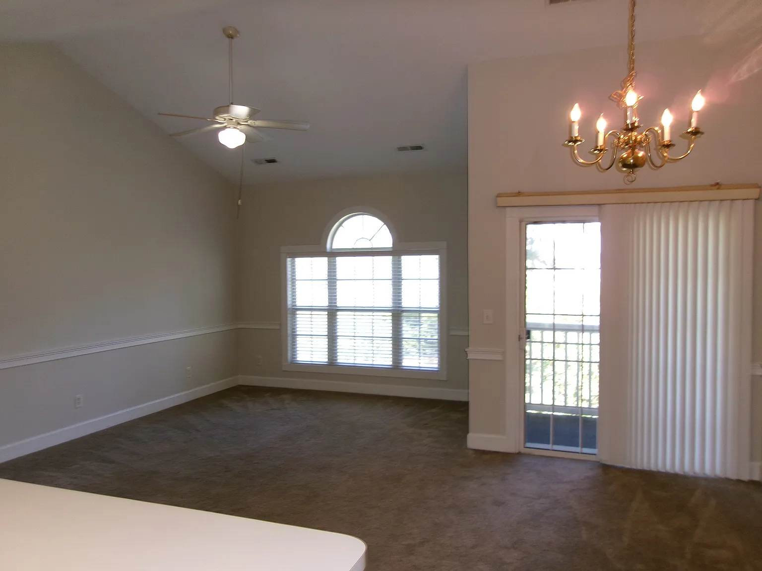 1 bed, 1.5 bath, 741 sqft, $1,100 — Photo 2