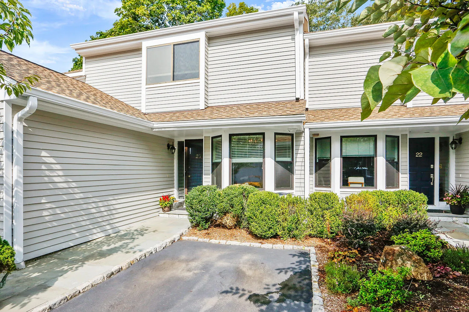 3 bed, 3.5 bath, 2368 sqft, $7,700 — Photo 1