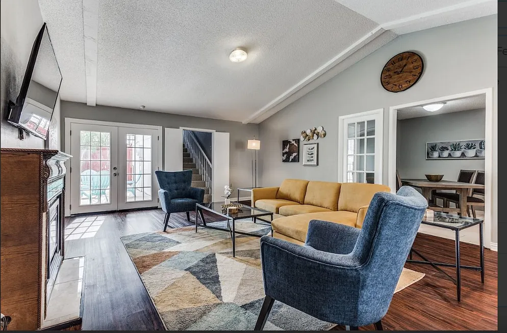 5 bed, 2.5 bath, 2275 sqft, $5,000 — Photo 2