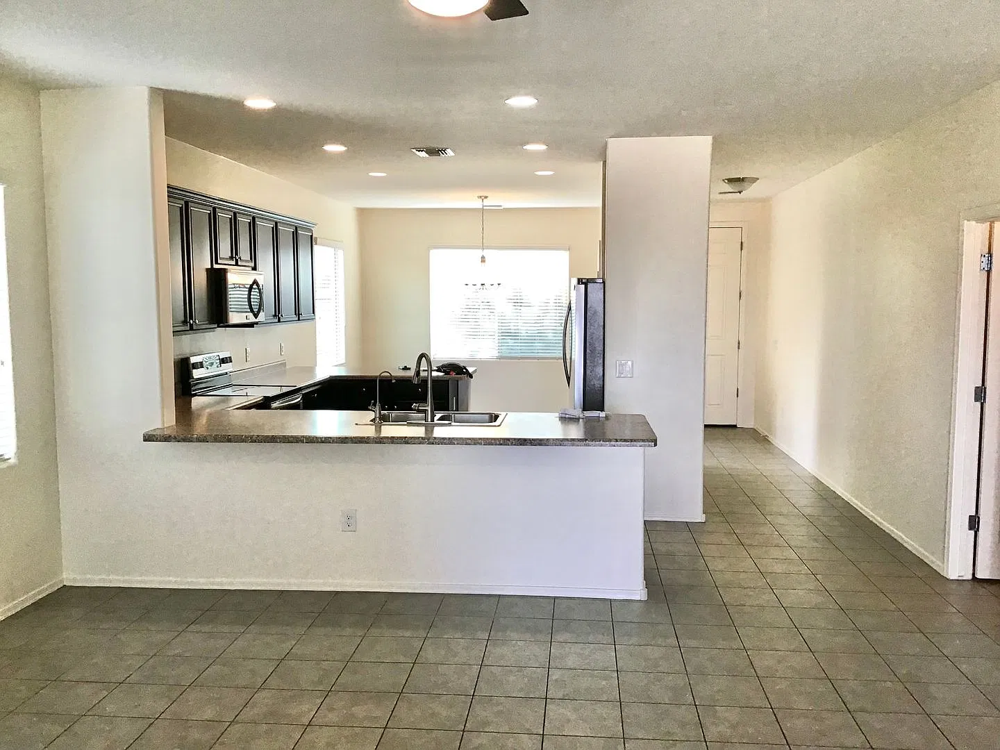 Nice Clean Modern 3 Bdrm + Den, 2ba in Marana, w/3Car Garage — Photo 2