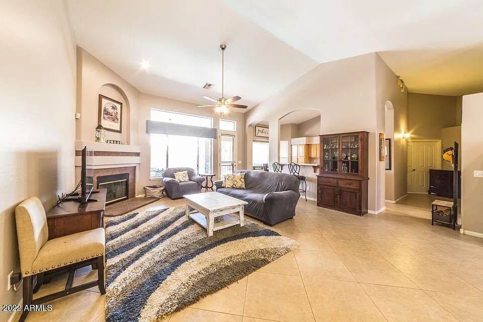 3 bed, 2.0 bath, 2114 sqft, $2,695 — Photo 2