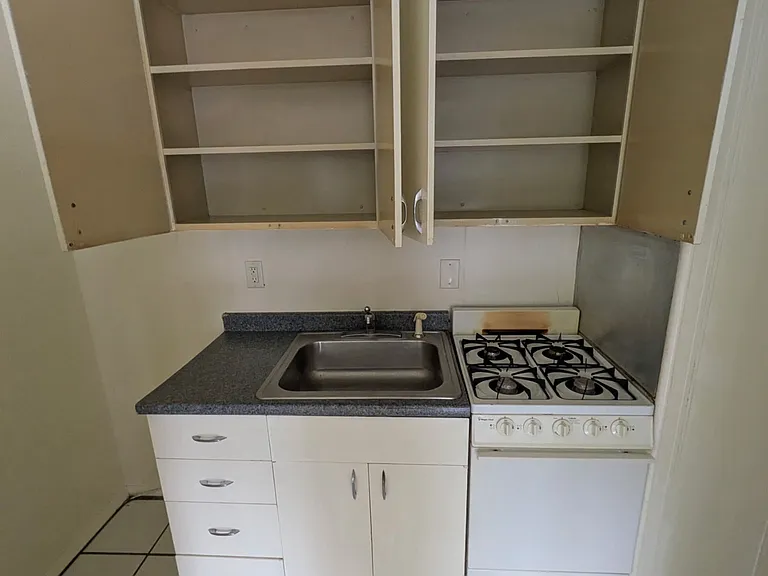 321 Hoffman Ct #12B — Photo 2
