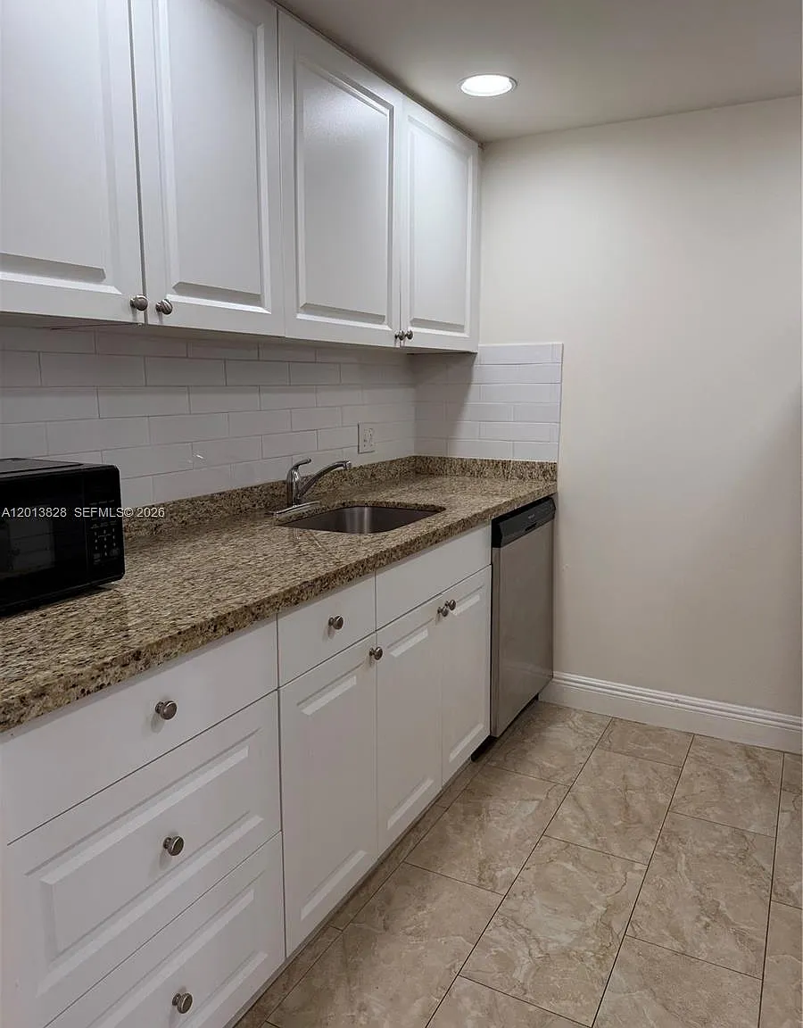 Ivanhoe West At Century V — Photo 2