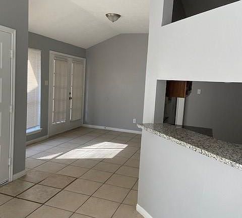 3rd image of 11806 Plumpoint Dr