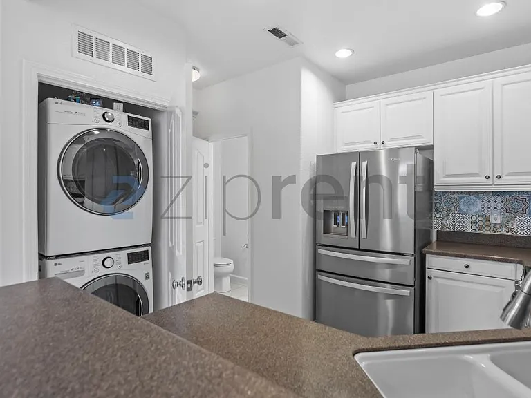 657 N Capitol Ave — Photo 15