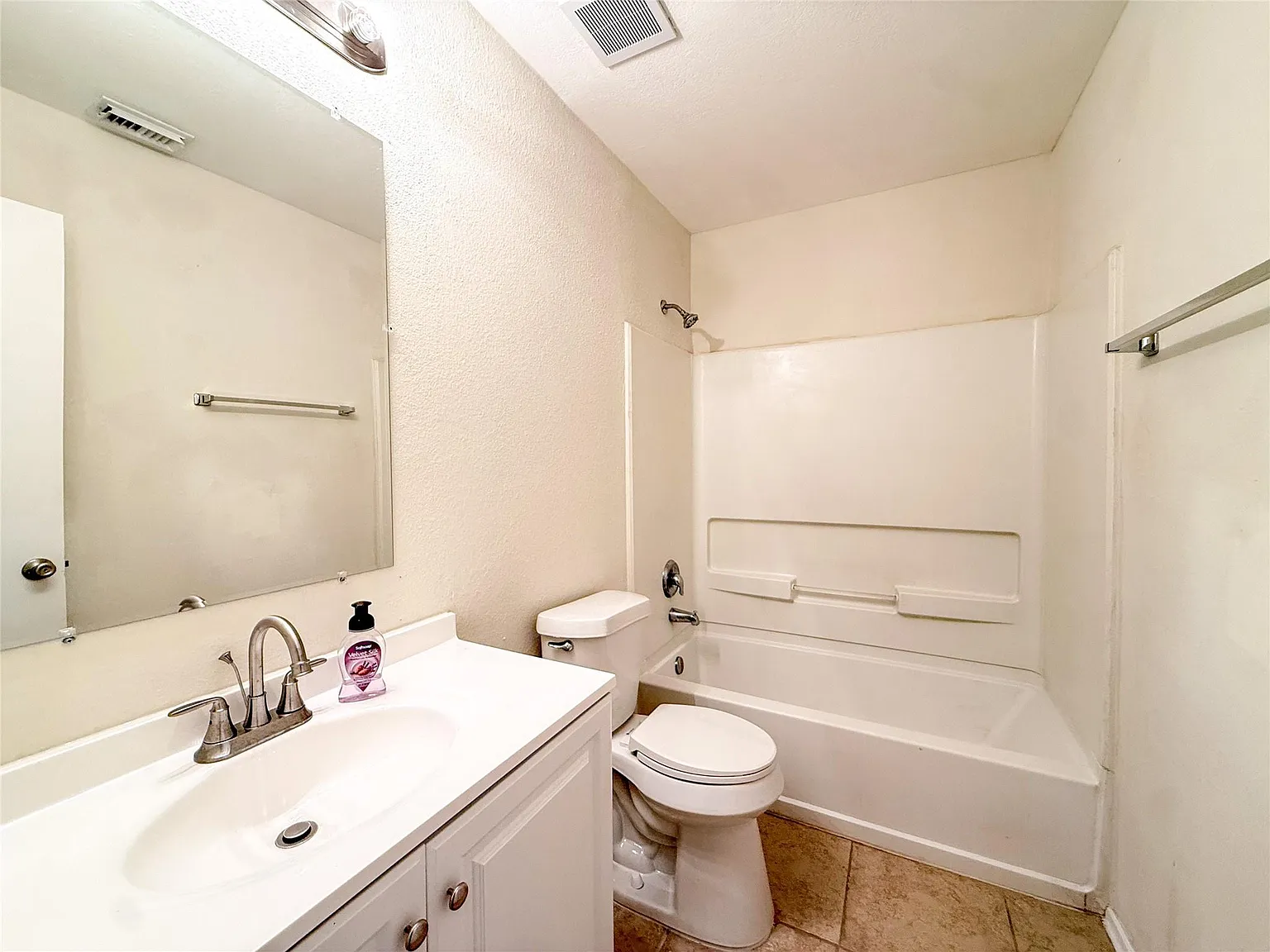 3 bed, 2.0 bath, 1152 sqft, $1,550 — Photo 4