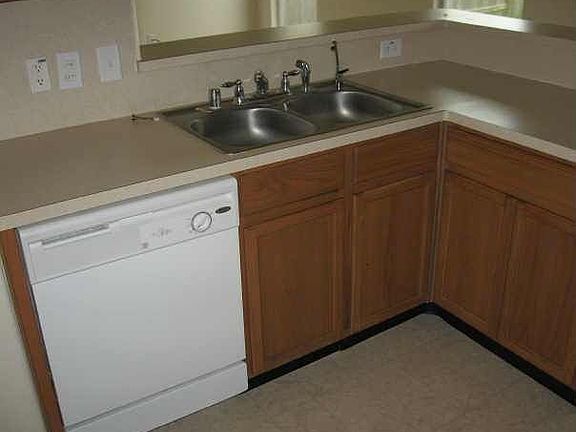 3bdrms/2.5 bths/ 2 car garage