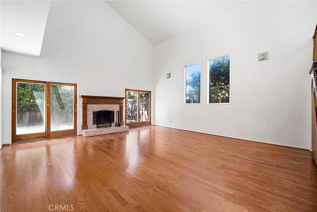 5 bed, 3773 sqft, $6,945 — Photo 2