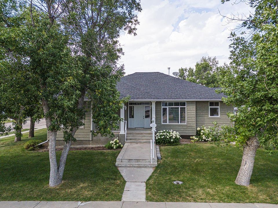 1st image of 224 52nd Ave W