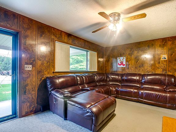 3rd image of 7809 Carnation Dr