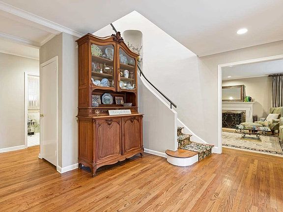 3rd image of 15 Kenwood Ct