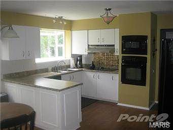 Updated kitchen with breakfast room