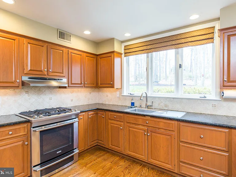 101 Woods Ln — Photo 20