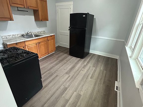 5th image of 40 Moulson St