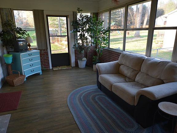 4th image of 319 Greenwood Dr
