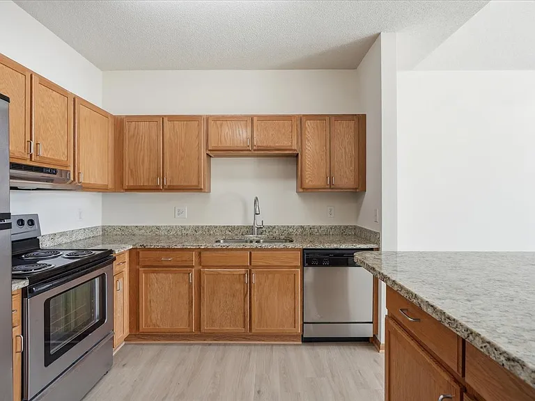 Crown Villa Apartments — Photo 26