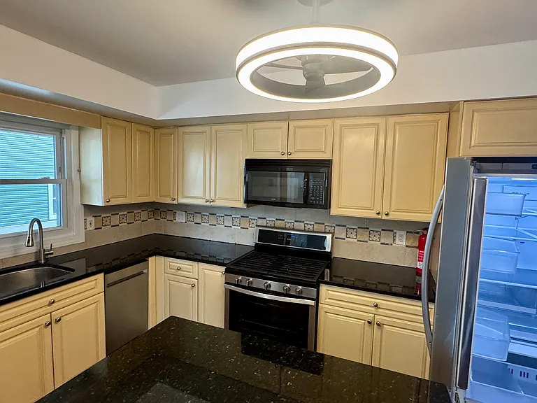 83 Augusta Ave #2 — Photo 4