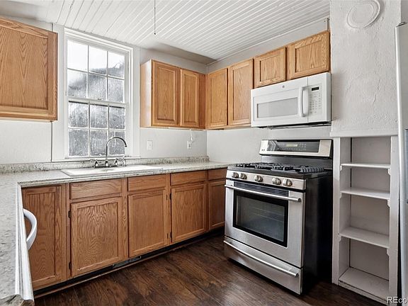 3rd image of 800 Main St