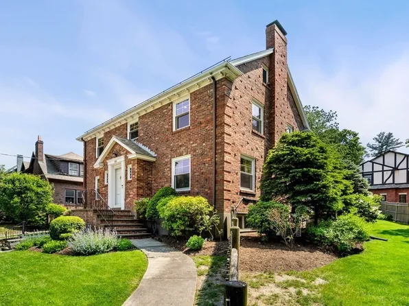 690 Newton St, Brookline, MA 02467