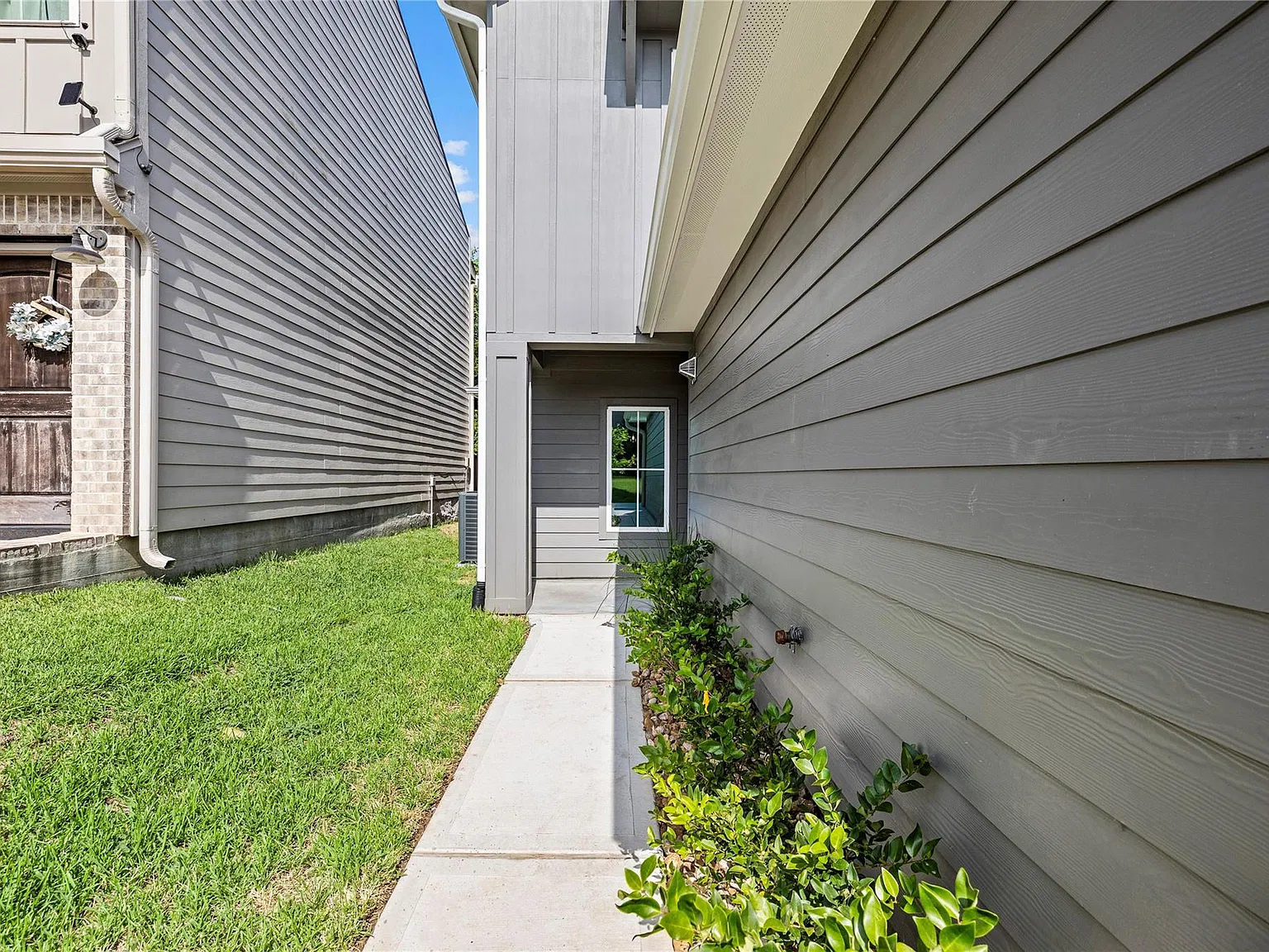 3 bed, 2.0 bath, 1296 sqft, $1,900 — Photo 4