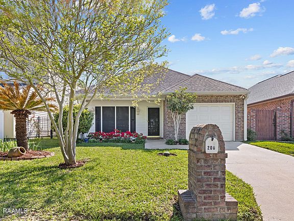 2nd image of 200 Woodoak Cir