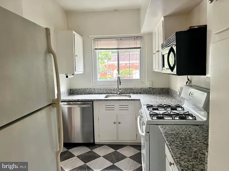 3623 Greenway Pl — Photo 4