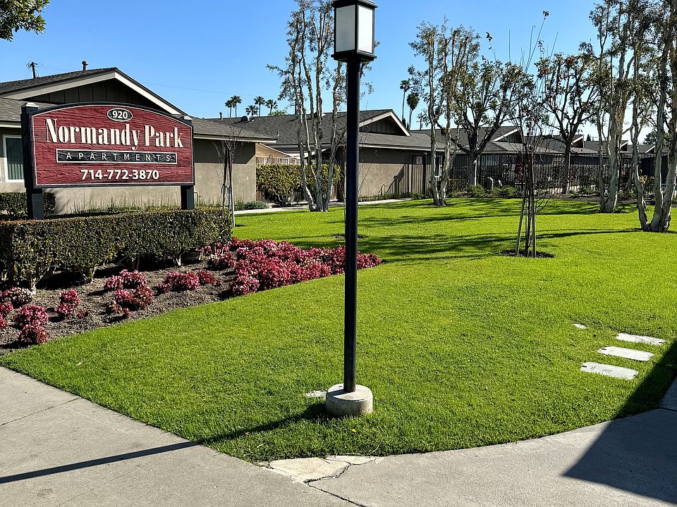 South side pedestrian gate entrance