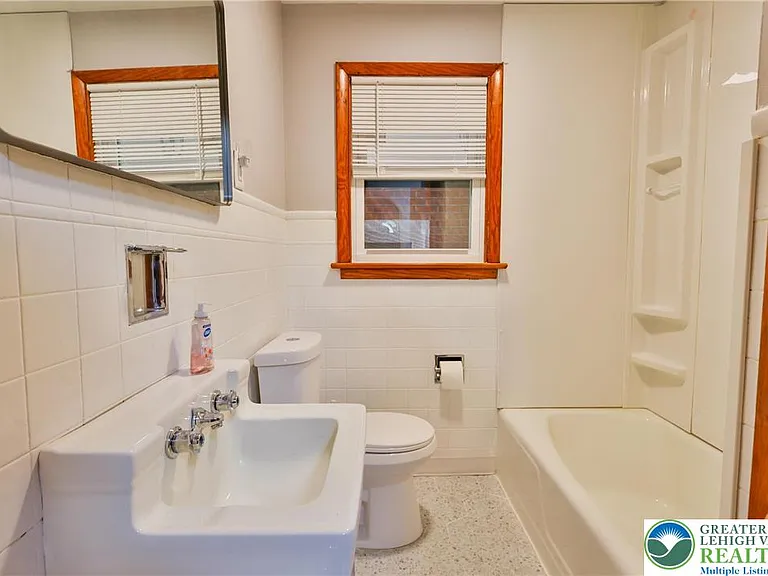 336 E Market St — Photo 22