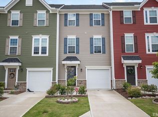 913 Arnold Place Dr, Fuquay Varina, NC 27526