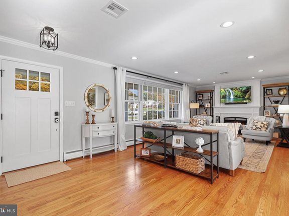 3rd image of 9 Glenbrook Dr