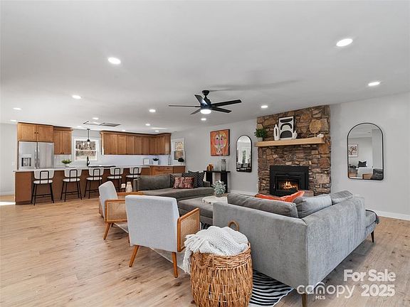 3rd image of 1109 S Prestonwood Dr