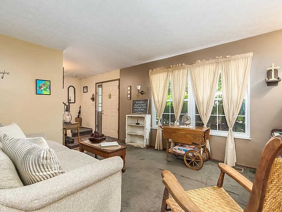 5th image of 2090 Drumlin Dr