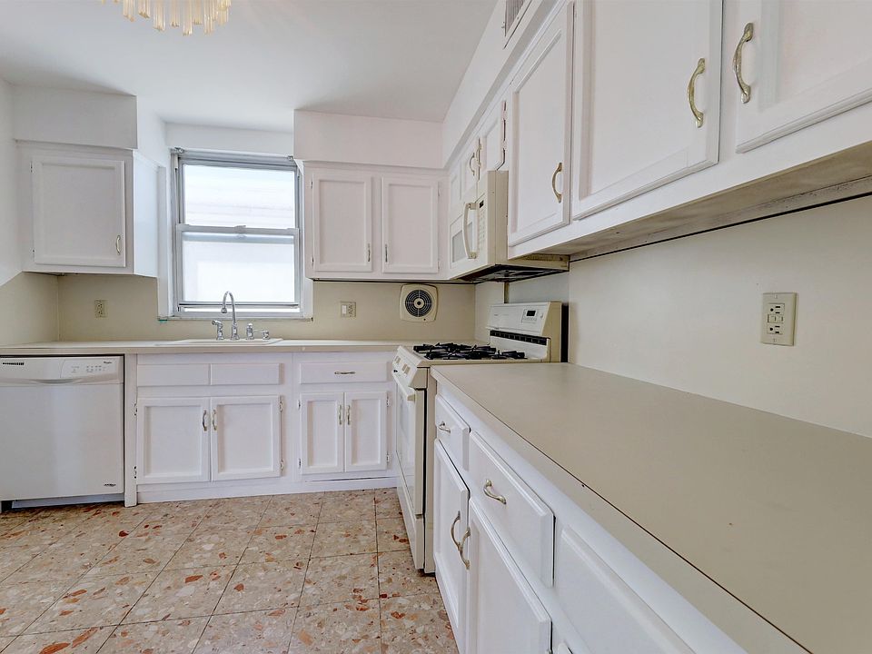 2nd image of 1021 Boulevard E Unit 3