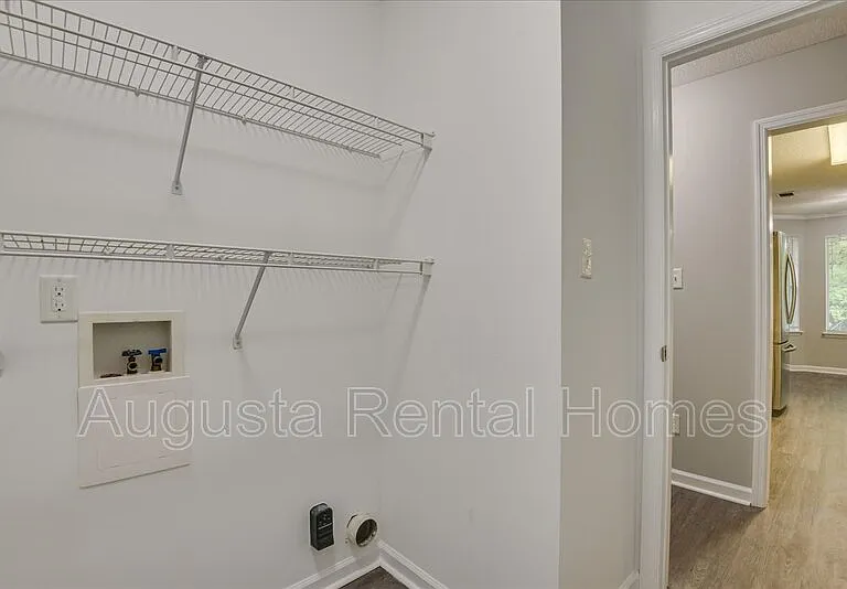 690 Monroe St — Photo 28