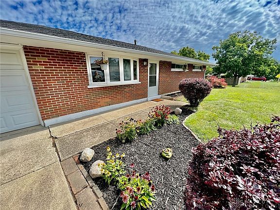 2nd image of 725 Maple Hill Dr